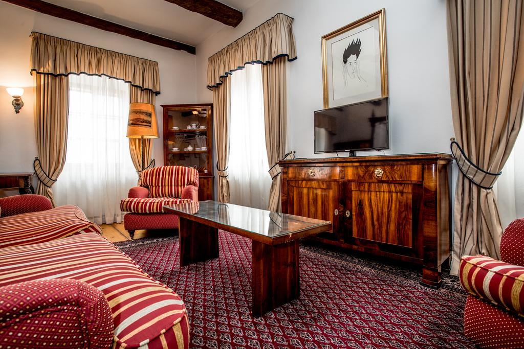 Velké Číčovice Hotel Dvur Hoffmeister מראה חיצוני תמונה