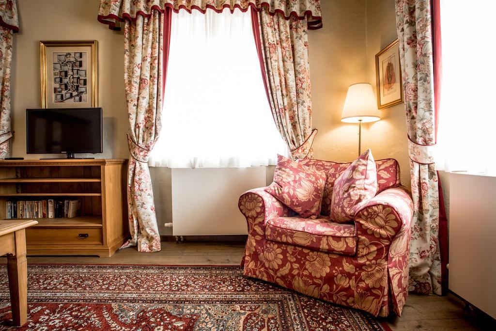Velké Číčovice Hotel Dvur Hoffmeister מראה חיצוני תמונה