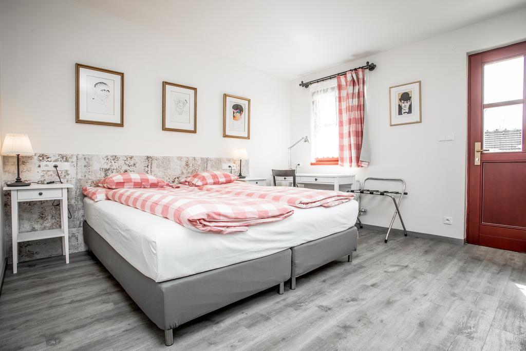 Velké Číčovice Hotel Dvur Hoffmeister מראה חיצוני תמונה