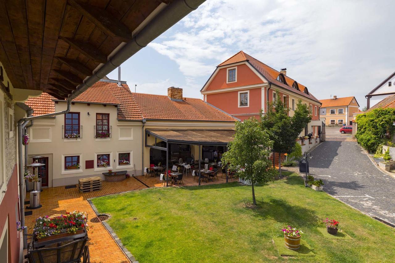 Velké Číčovice Hotel Dvur Hoffmeister מראה חיצוני תמונה