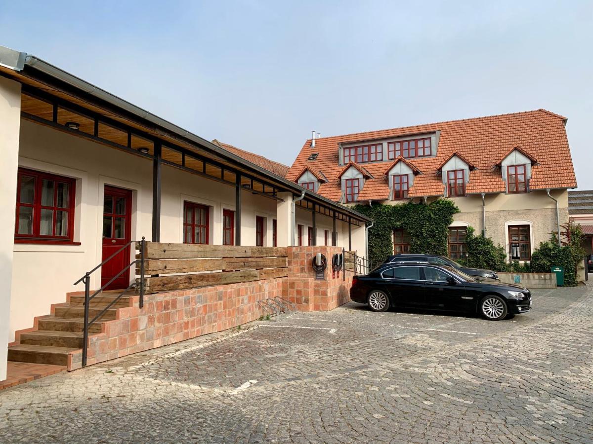 Velké Číčovice Hotel Dvur Hoffmeister מראה חיצוני תמונה